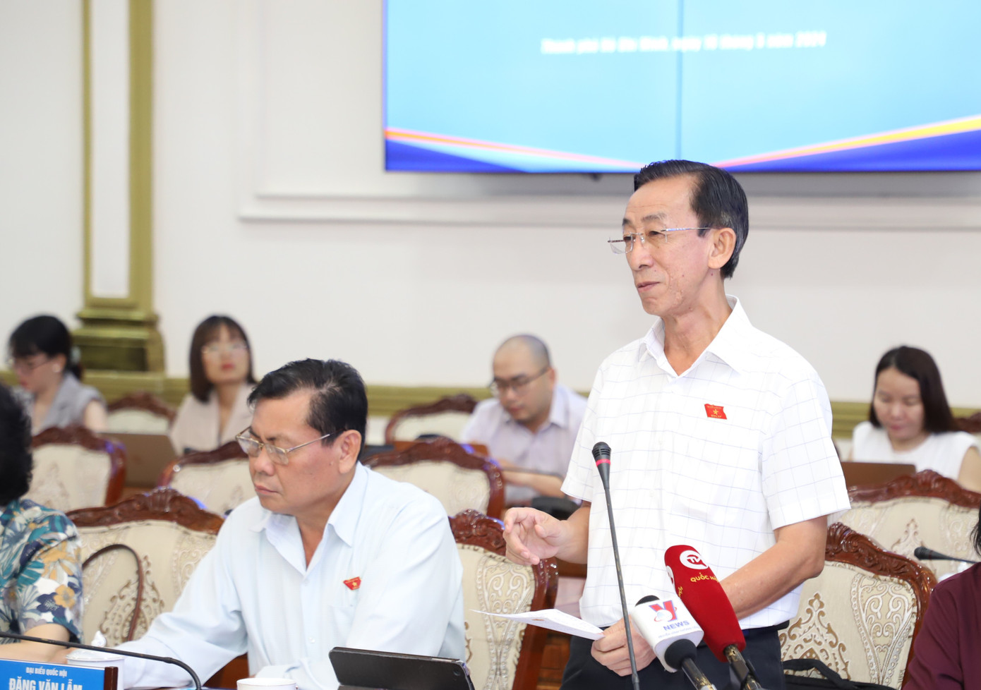 ĐBQH Trần Hoàng Ngân nêu ý kiến tại buổi làm việc. Ảnh: Ngô Tùng ĐBQH Trần Hoàng Ngân nêu ý kiến tại buổi làm việc. Ảnh: Ngô Tùng