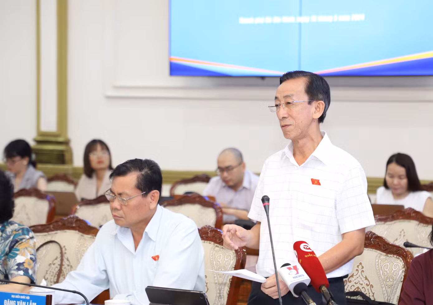 ĐBQH Trần Hoàng Ngân nêu ý kiến tại buổi làm việc. Ảnh: Ngô Tùng