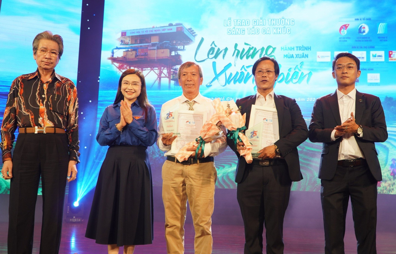 Đại diện Ban tổ chức cùng Bí thư T.Ư Đoàn Nguyễn Phạm Duy Trang trao giải Nhất cho hai tác giả Văn Thành Nho và Nguyễn Thái Phú. Ảnh: Lê Vĩnh