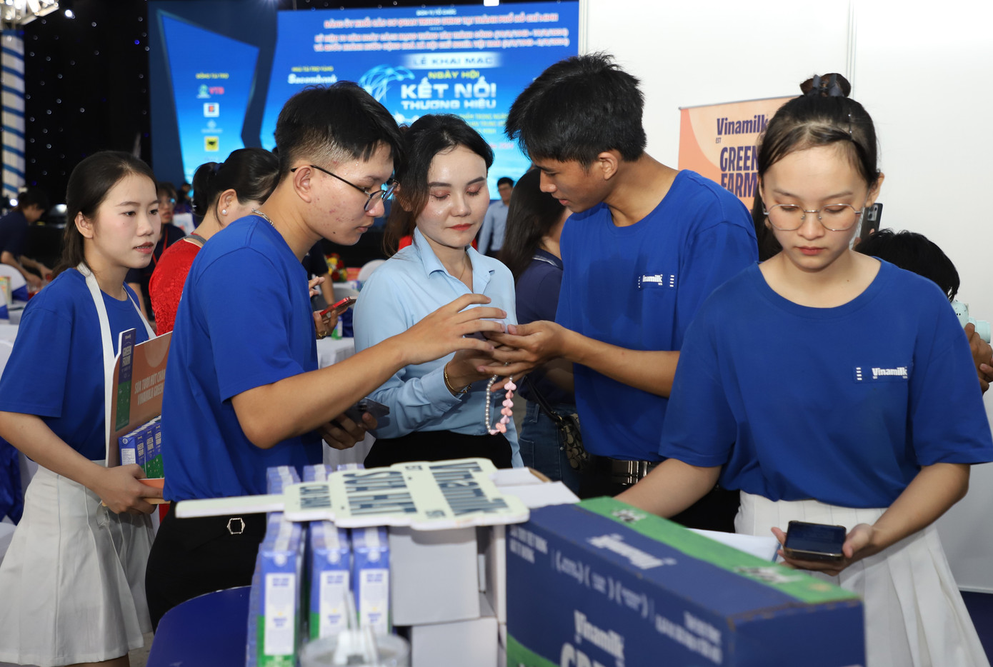 Gần 50 đơn vị, doanh nghiệp trong và ngoài khối có dịp quảng bá các thương hiệu mạnh tại ngày hội.