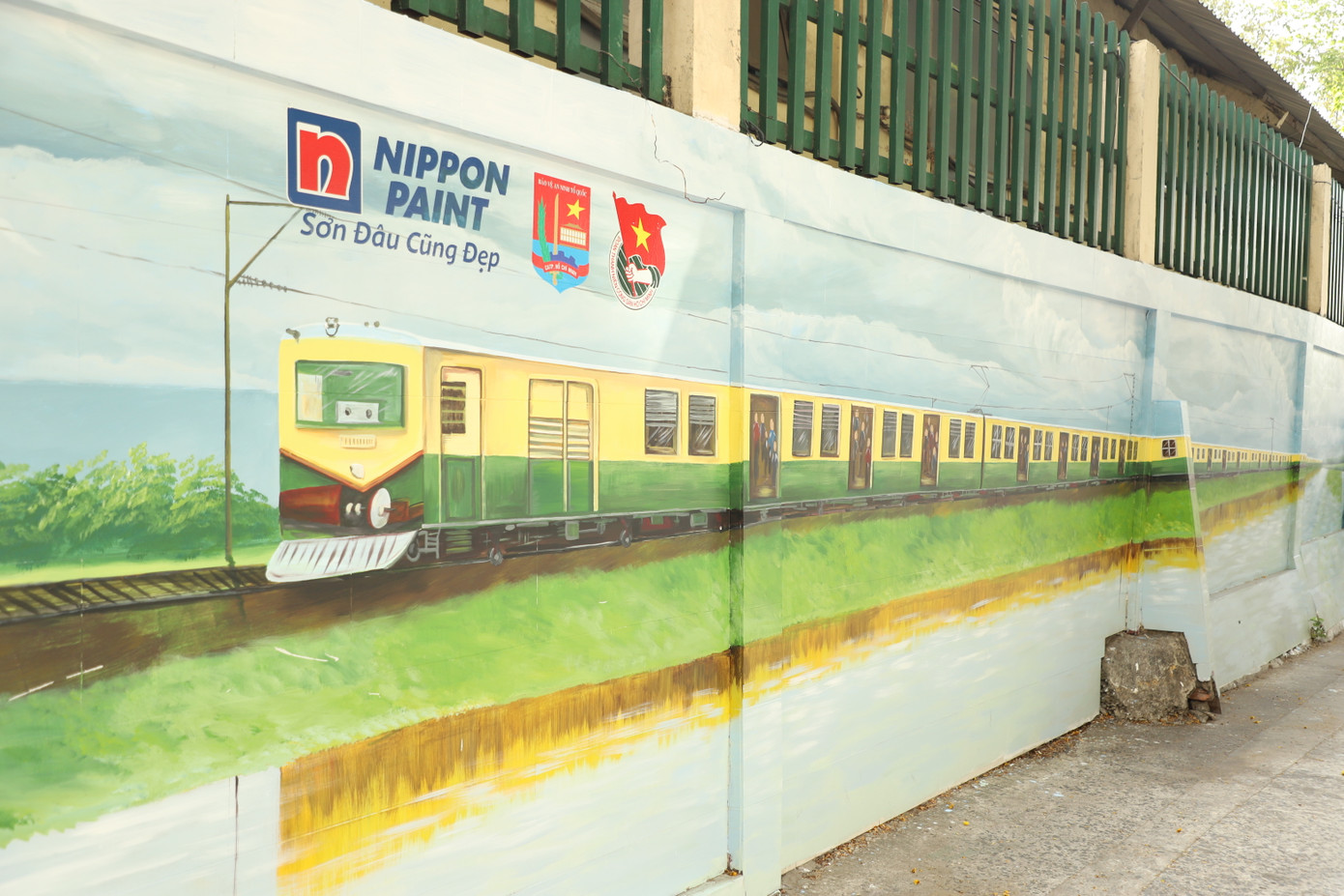 Hình ảnh đoàn tàu Thống Nhất được tái hiện trên mảng tường công trình.