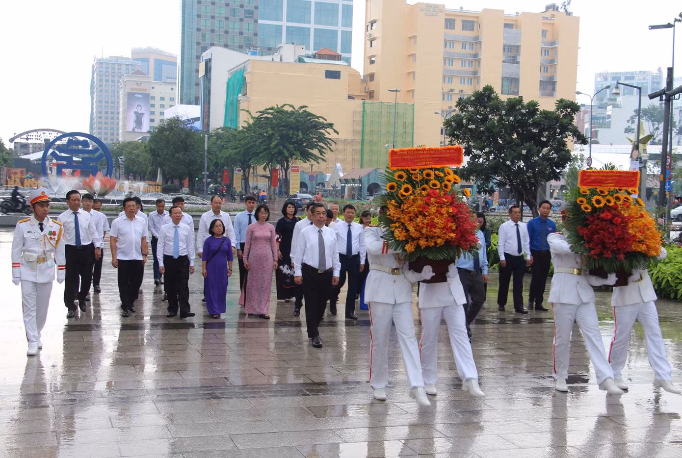 Đoàn đại biểu TP. Hà Nội và TPHCM dâng hoa tưởng niệm Chủ tịch Hồ Chí Minh tại tượng đài Người trên phố đi bộ Nguyễn Huệ. Ảnh: Bảo Anh