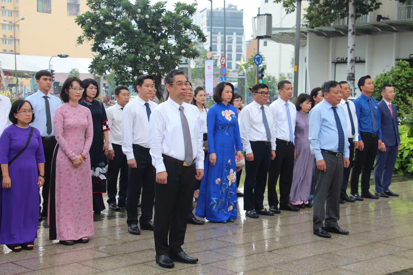 Ông Nguyễn Văn Phong (bên phải) – Phó Bí thư Thành ủy TP. Hà Nội và ông Nguyễn Phước Lộc (bên trái) – Phó Bí thư Thành ủy TPHCM, Bí thư Đảng đoàn, Chủ tịch Ủy ban MTTQ Việt Nam TPHCM, làm trưởng đoàn đại biểu dâng hoa tưởng nhớ Chủ tịch Hồ Chí Minh tại tượng đài Người trên phố đi bộ Nguyễn Huệ.