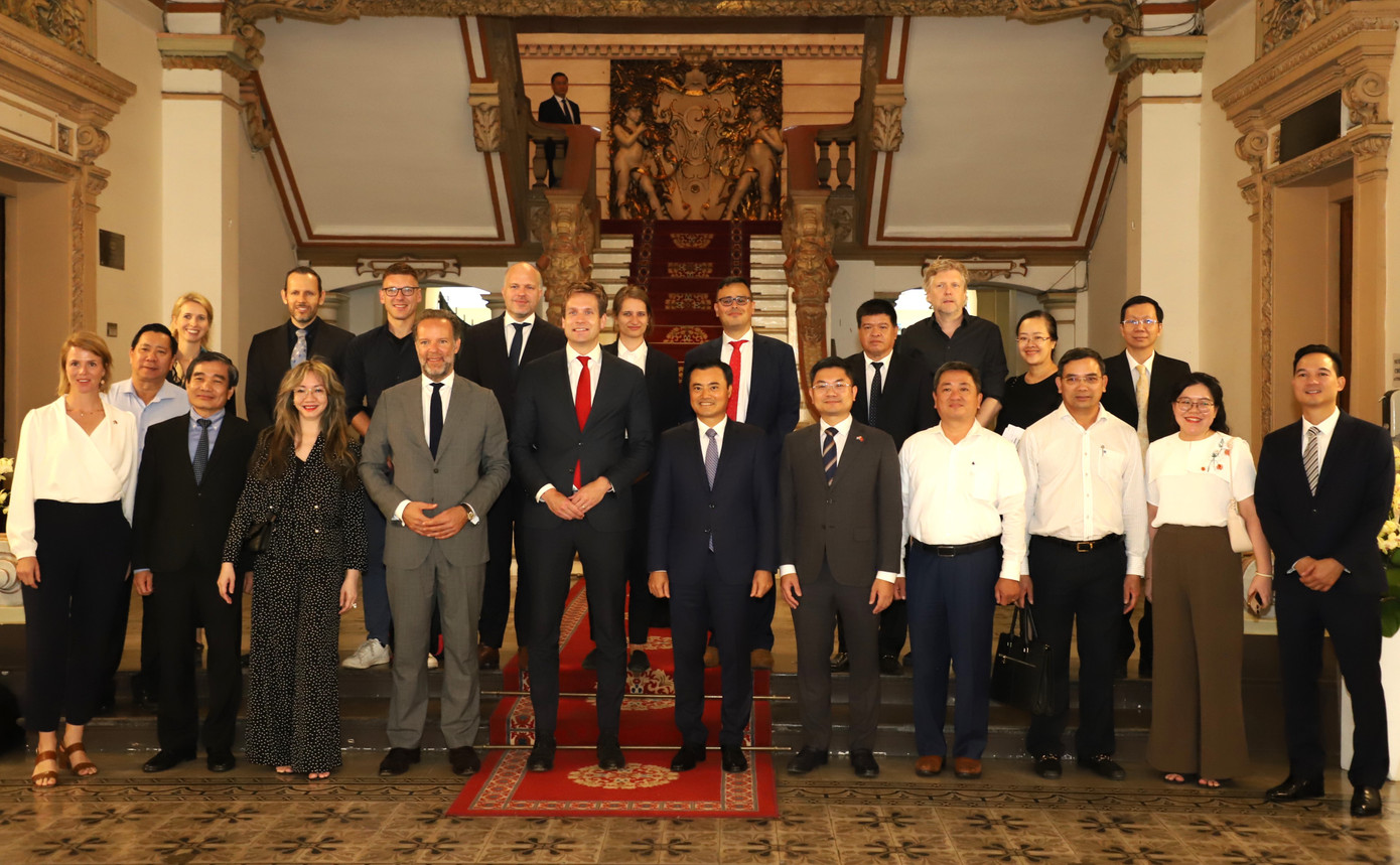 Đại biểu TPHCM và Rotterdam lưu niệm tại buổi làm việc.