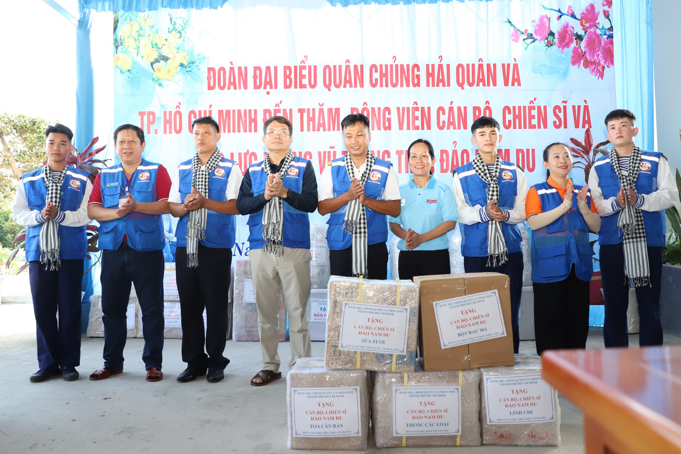 Lãnh đạo đoàn công tác gửi tặng những phần quà ý nghĩa của Đảng bộ, chính quyền và nhân dân TPHCM đến quân và dân trên đảo Nam Du. Ảnh: Ngô Tùng Lãnh đạo đoàn công tác gửi tặng những phần quà ý nghĩa của Đảng bộ, chính quyền và nhân dân TPHCM đến quân và dân trên đảo Nam Du. Ảnh: Ngô Tùng