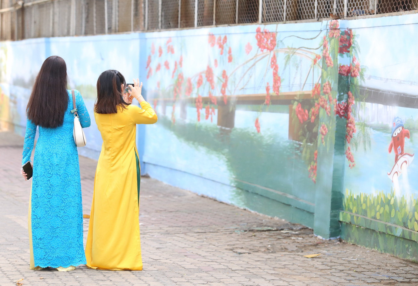 Những hình ảnh tươi đẹp từ công trình bích họa đã góp phần xóa bỏ khung cảnh nhếch nhác trước kia. Những hình ảnh tươi đẹp từ công trình bích họa đã góp phần xóa bỏ khung cảnh nhếch nhác trước kia.