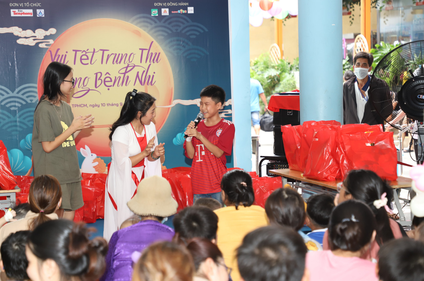 Em nhỏ thích thú tham gia minigame cùng "Chị Hằng". Em nhỏ thích thú tham gia minigame cùng "Chị Hằng".