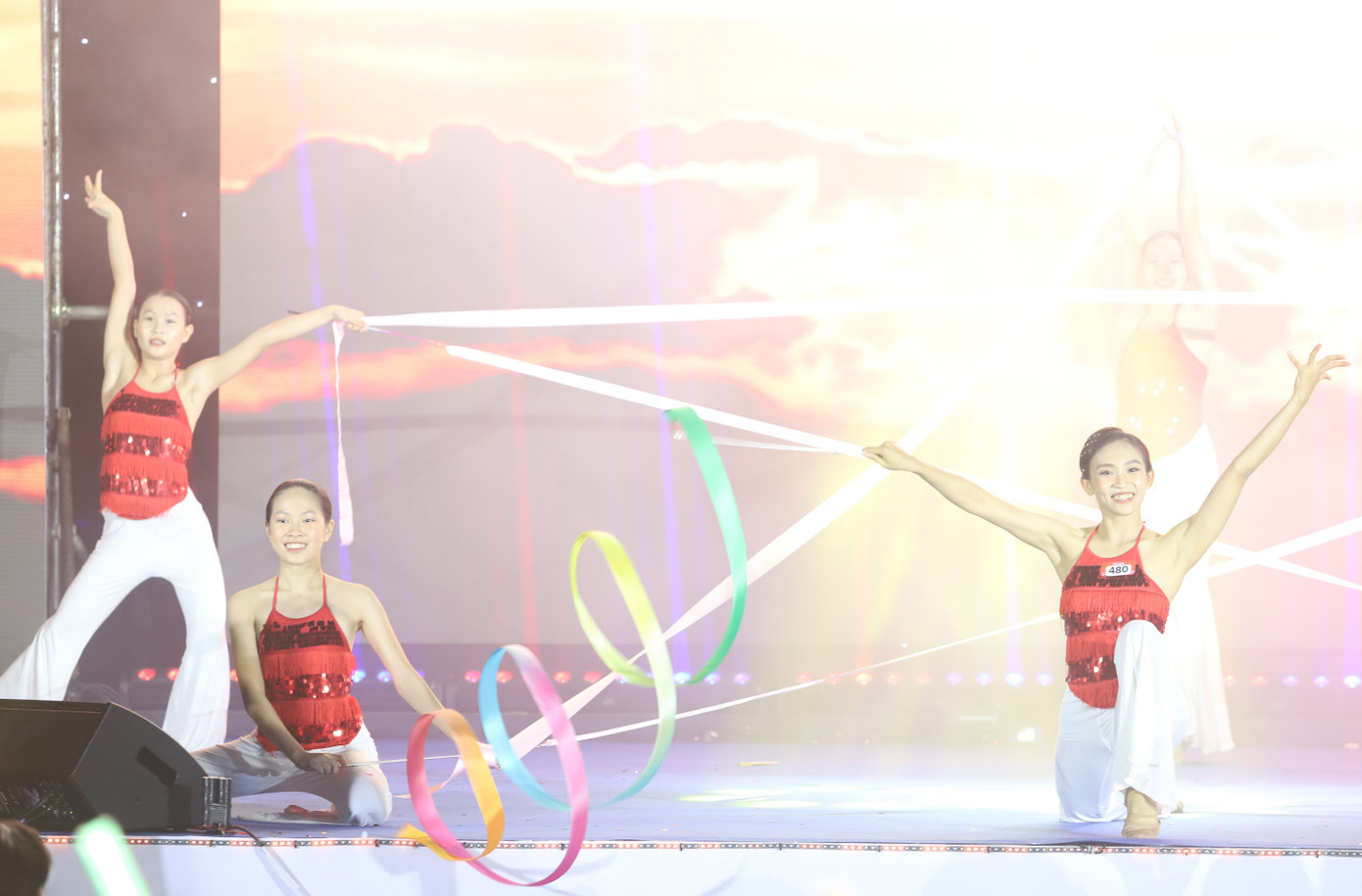 Tại phần thi trong đêm Chung kết, nữ sinh cùng các bạn trợ diễn đã mang đến tiết mục múa thể dục nghệ thuật trên nền ca khúc “Hào khí Việt Nam”, “Một vòng Việt Nam”.