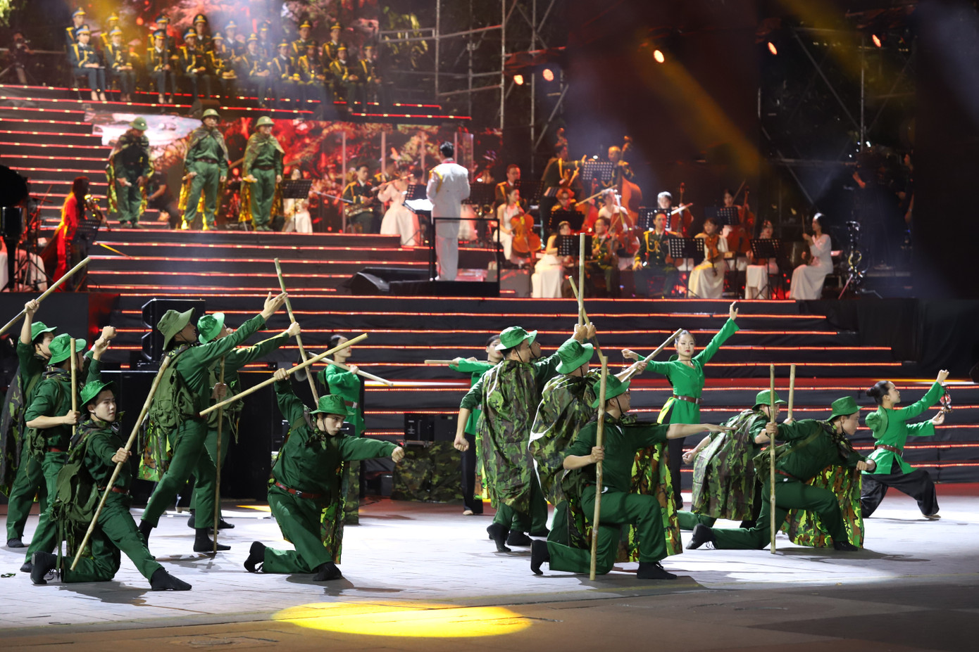 Cùng với đó là lời khẳng định những giá trị trường tồn và khát vọng đổi mới vươn lên sánh vai cùng các cường quốc năm châu của quân đội ta trong kỷ nguyên mới, kỷ nguyên vươn mình của dân tộc. Cùng với đó là lời khẳng định những giá trị trường tồn và khát vọng đổi mới vươn lên sánh vai cùng các cường quốc năm châu của quân đội ta trong kỷ nguyên mới, kỷ nguyên vươn mình của dân tộc.