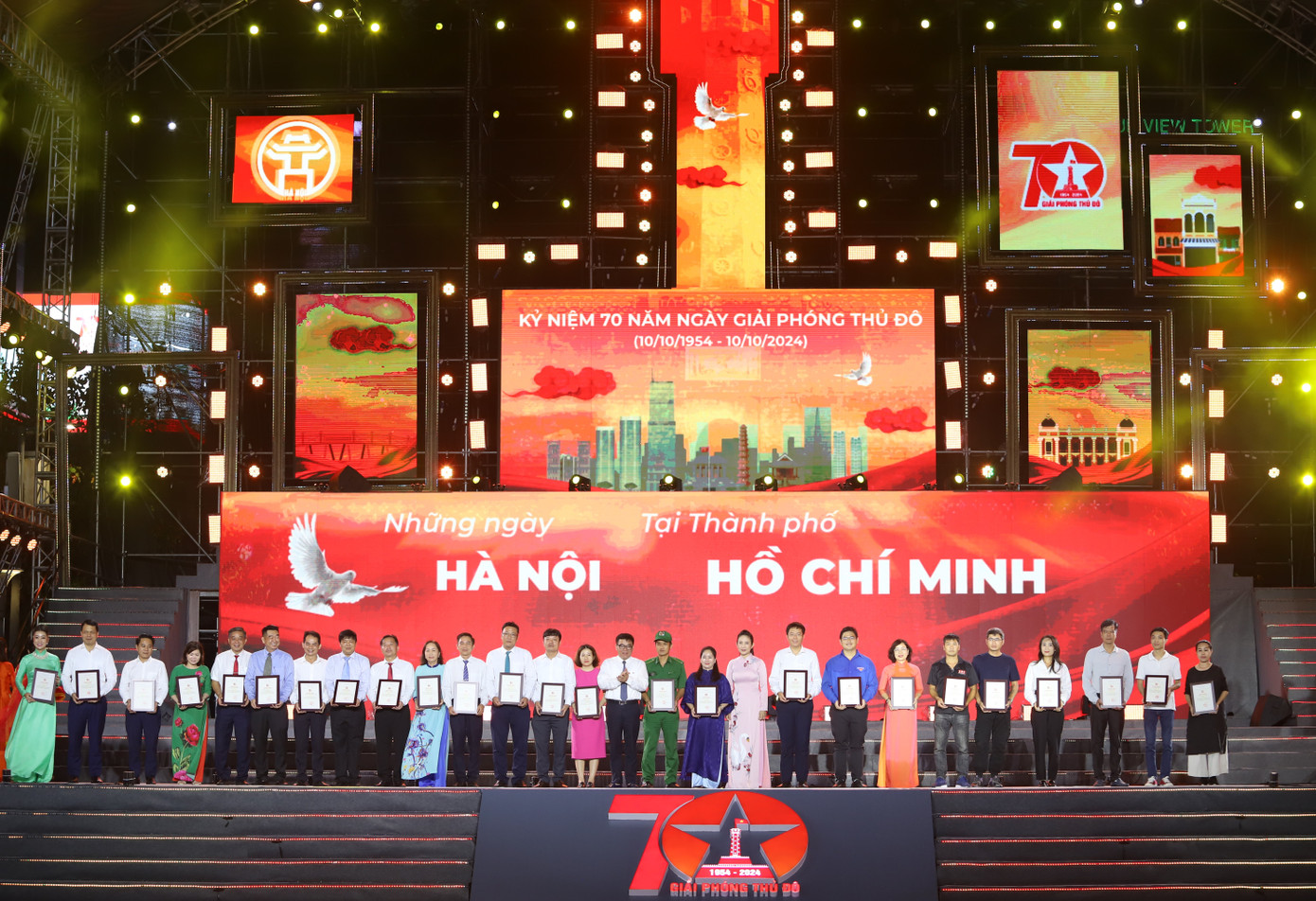 Ban tổ chức trao chứng nhận cám ơn các đơn vị, cá nhân tham gia đóng góp cho chương trình “Những ngày Hà Nội tại TPHCM”. Ảnh: Ngô Tùng