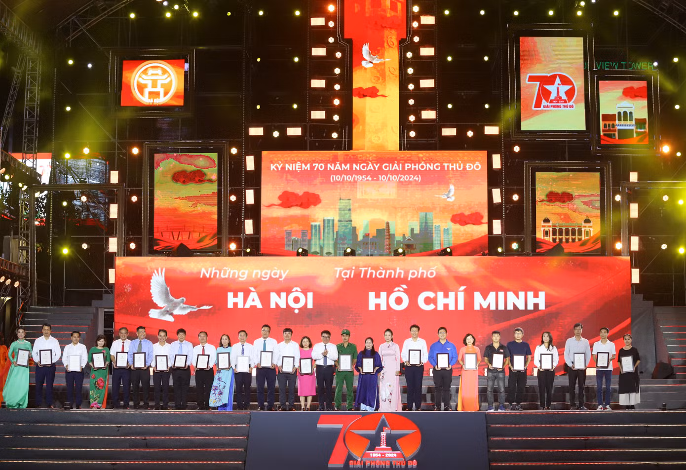 Ban tổ chức trao chứng nhận cám ơn các đơn vị, cá nhân tham gia đóng góp cho chương trình “Những ngày Hà Nội tại TPHCM”. Ảnh: Ngô Tùng Ban tổ chức trao chứng nhận cám ơn các đơn vị, cá nhân tham gia đóng góp cho chương trình “Những ngày Hà Nội tại TPHCM”. Ảnh: Ngô Tùng