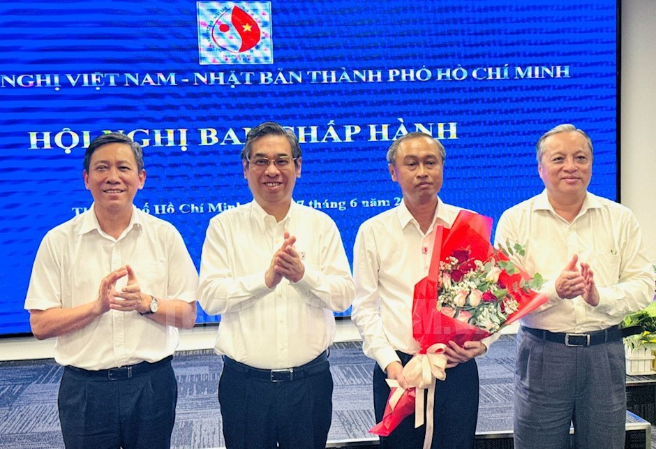 Phó Bí thư Thành ủy TPHCM Nguyễn Phước Lộc (thứ hai từ trái qua) cùng trao hoa chúc mừng ông Huỳnh Thanh Nhân nhận nhiệm vụ. Ảnh: Thành ủy TPHCM. Phó Bí thư Thành ủy TPHCM Nguyễn Phước Lộc (thứ hai từ trái qua) cùng trao hoa chúc mừng ông Huỳnh Thanh Nhân nhận nhiệm vụ. Ảnh: Thành ủy TPHCM.