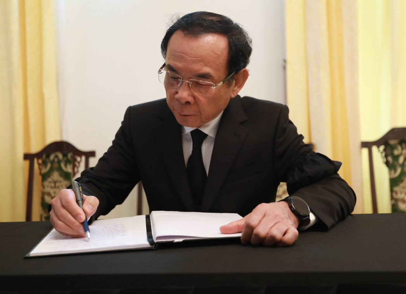 Viết sổ tang tưởng nhớ Tổng Bí thư Nguyễn Phú Trọng, Bí thư Thành ủy TPHCM Nguyễn Văn Nên bày tỏ: “Đồng chí mất đi là một tổn thất rất lớn lao đối với Đảng, Nhà nước và Nhân dân Việt Nam. Một mất mát không gì bù đắp được với gia đình, người thân. Chúng tôi luôn nhớ mãi hình ảnh một con người vô cùng giản dị, khiêm nhường, nghị lực phi thường; một nhân cách lớn, một cán bộ, đảng viên mẫu mực, kiên trung, bất khuất; một nhà lãnh đạo đức độ, tài năng, quả cảm; một tấm gương tiêu biểu trong học tập, rèn luyện theo tư tưởng, đạo đức, phong cách Bác Hồ kính yêu: cần, kiệm, liêm, chính, chí công vô tư, suốt đời vì nước, vì dân, tận tụy, tận tâm, tận lực, tận hiến”.