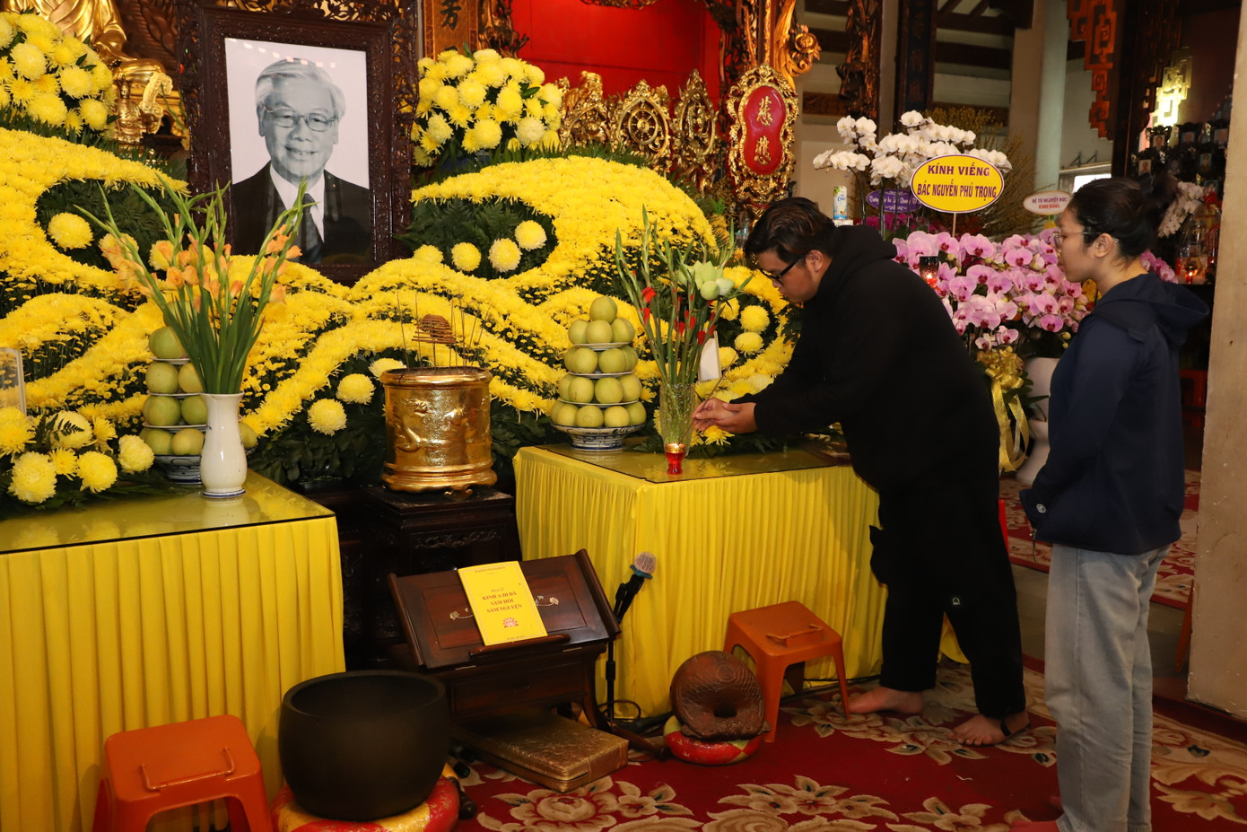 Người dân thắp hương tưởng nhớ Tổng Bí thư Nguyễn Phú Trọng - người chiến sĩ cộng sản kiên trung, mẫu mực, tài năng đã tận hiến cả cuộc đời vì Đảng, vì Tổ quốc, vì nhân dân.