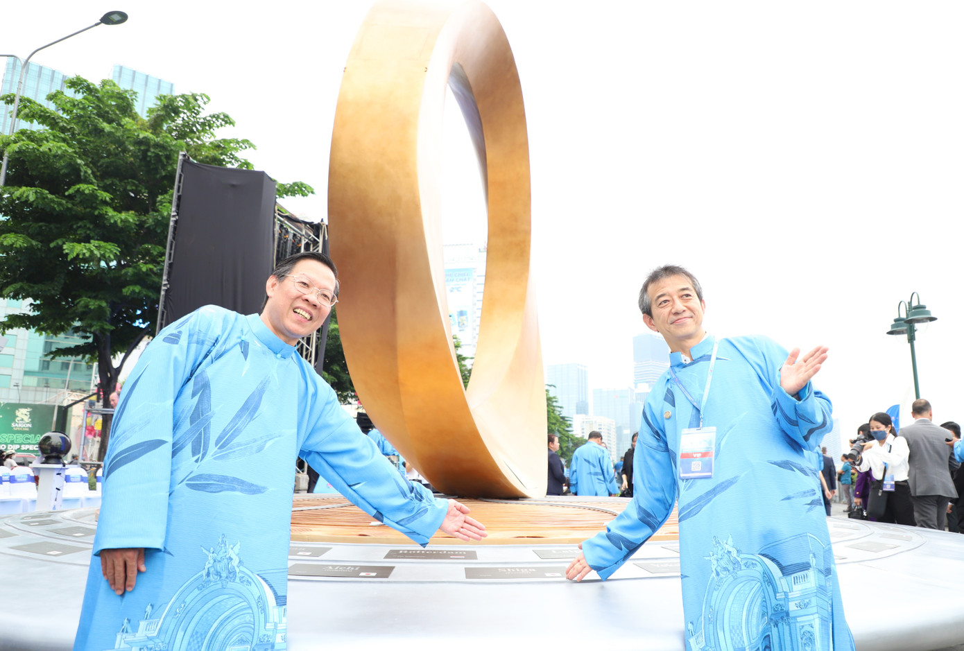 Chủ tịch UBND TPHCM Phan Văn Mãi chụp ảnh lưu niệm với đại diện tỉnh Shiga, Nhật Bản. Chủ tịch UBND TPHCM Phan Văn Mãi chụp ảnh lưu niệm với đại diện tỉnh Shiga, Nhật Bản.