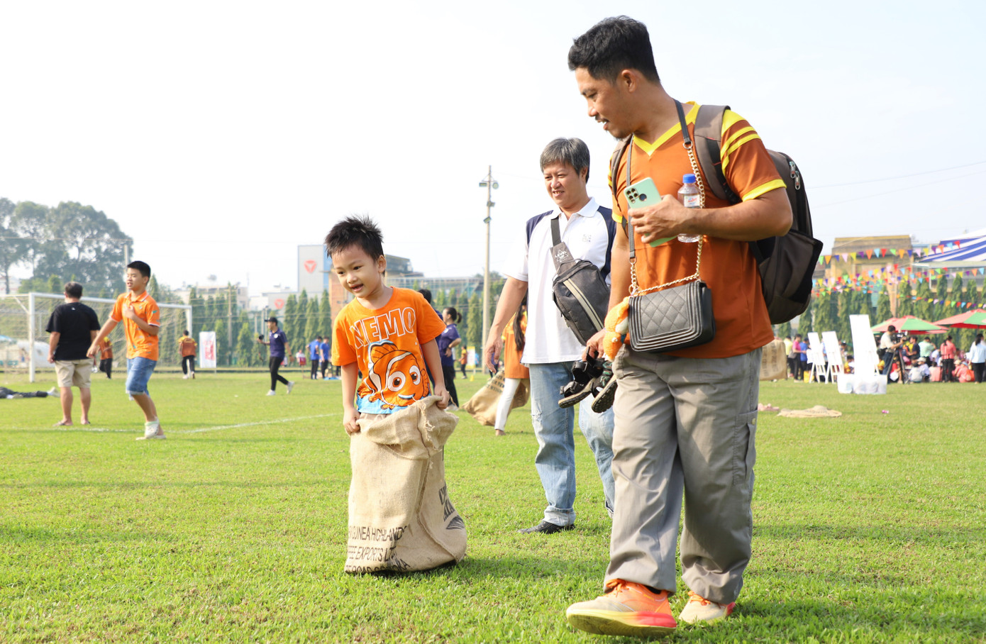 Ông Ái nhìn nhận, chúng ta đang sống trong thời đại công nghệ phát triển mạnh mẽ nhưng chính sự phát triển ấy đôi khi lại tạo ra những thách thức lớn đối với sự phát triển toàn diện của trẻ em khi các em dành quá nhiều thời gian trước màn hình dẫn đến những vấn đề sức khỏe đáng lo ngại như béo phì, mắt kém... “Ngày hội là dịp khuyến khích các em nhỏ và gia đình tham gia vào các hoạt động thể chất để phát triển thể lực, trí tuệ và tinh thần đồng đội”, ông nói thêm.