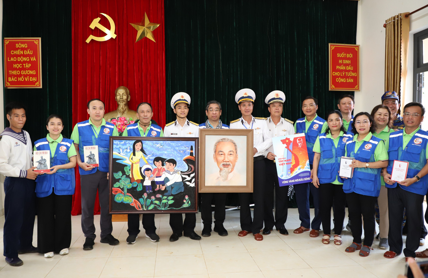 Các đại biểu trong đoàn mang theo những món quà do mình góp sức tạo dựng để gửi tặng cán bộ, chiến sĩ. Các đại biểu trong đoàn mang theo những món quà do mình góp sức tạo dựng để gửi tặng cán bộ, chiến sĩ.