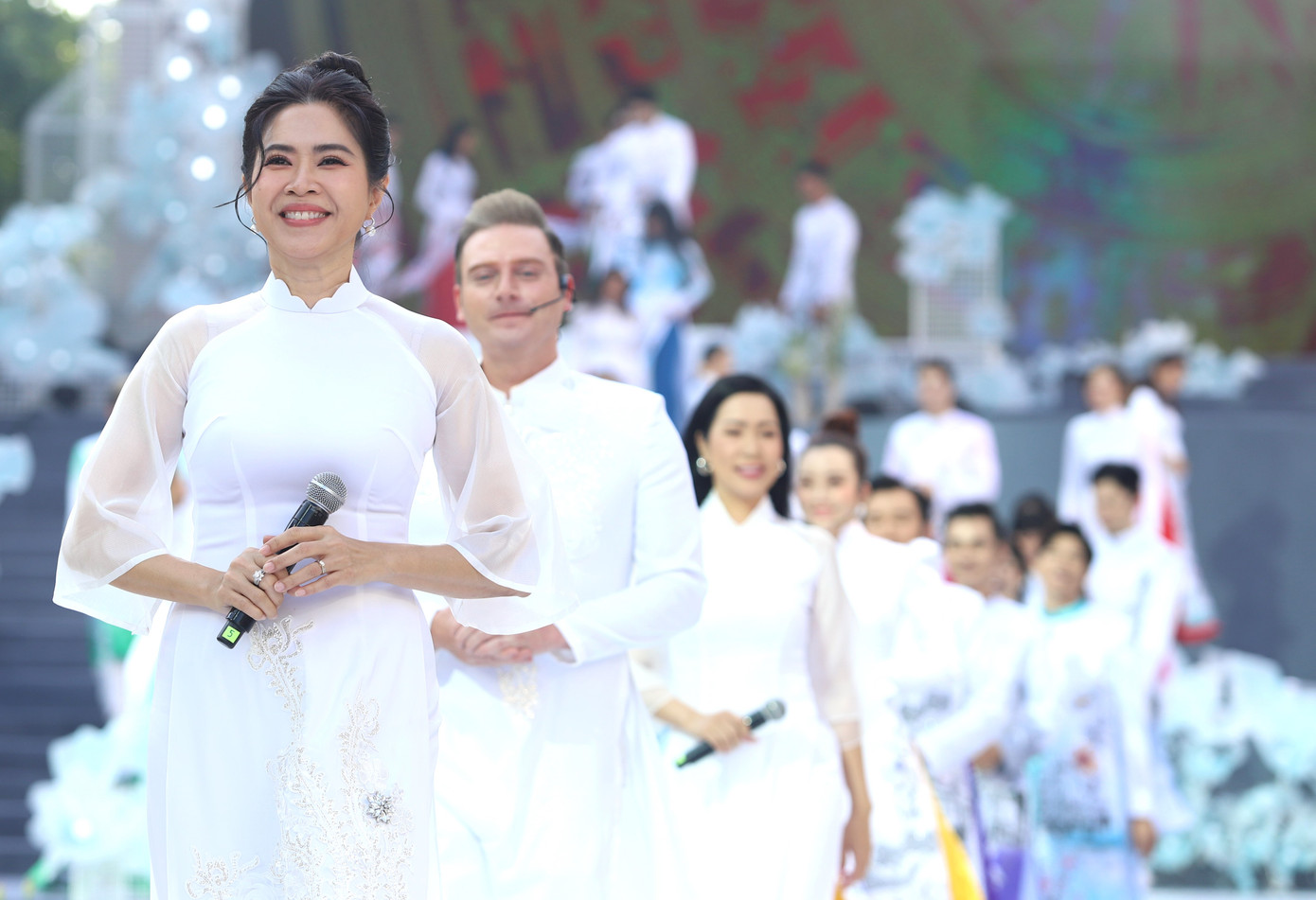 Ngay sau các nội dung phần lễ, đông đảo chị em, hội viên phụ nữ địa phương đã cùng tham gia màn đồng diễn áo dài ngay trên phố đi bộ.