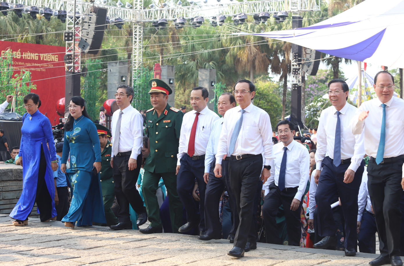 Ngay sau phần ôn lại truyền thống, nhớ về nguồn cội, đoàn lãnh đạo Thành ủy - HĐND - UBND - Ủy ban MTTQ Việt Nam TPHCM đã cùng Ban quý tế Đền Tưởng niệm các Vua Hùng thực hiện nghi lễ dâng lễ vật lên các vị Vua Hùng. Ngay sau phần ôn lại truyền thống, nhớ về nguồn cội, đoàn lãnh đạo Thành ủy - HĐND - UBND - Ủy ban MTTQ Việt Nam TPHCM đã cùng Ban quý tế Đền Tưởng niệm các Vua Hùng thực hiện nghi lễ dâng lễ vật lên các vị Vua Hùng.