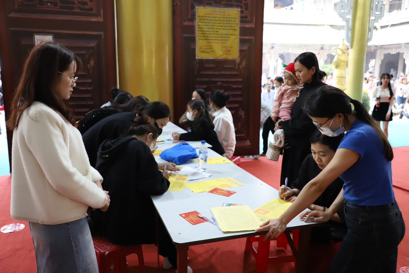 Các bạn trẻ đăng ký thực hiện việc cầu an cho gia đình, người thân.