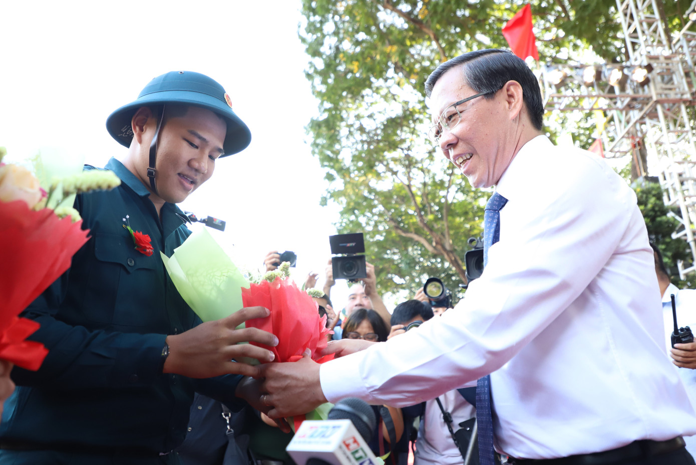 Lãnh đạo TPHCM trao hoa chúc mừng các chiến sĩ tại buổi lễ giao quân. "Các bạn lên đường mạnh khỏe, cố gắng hòa nhập, rèn luyện, trưởng thành và thành công trong chặng đường đi tới", ông Phan Văn Mãi nhắn nhủ và động viên các nam nữ thanh niên nếu có điều kiện thì tham gia phục vụ trong quân đội. Lãnh đạo TPHCM trao hoa chúc mừng các chiến sĩ tại buổi lễ giao quân. "Các bạn lên đường mạnh khỏe, cố gắng hòa nhập, rèn luyện, trưởng thành và thành công trong chặng đường đi tới", ông Phan Văn Mãi nhắn nhủ và động viên các nam nữ thanh niên nếu có điều kiện thì tham gia phục vụ trong quân đội.