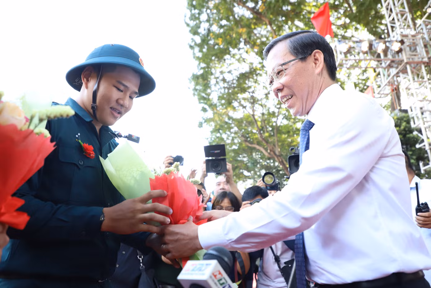 Lãnh đạo TPHCM trao hoa chúc mừng các chiến sĩ tại buổi lễ giao quân. "Các bạn lên đường mạnh khỏe, cố gắng hòa nhập, rèn luyện, trưởng thành và thành công trong chặng đường đi tới", ông Phan Văn Mãi nhắn nhủ và động viên các nam nữ thanh niên nếu có điều kiện thì tham gia phục vụ trong quân đội. Lãnh đạo TPHCM trao hoa chúc mừng các chiến sĩ tại buổi lễ giao quân. "Các bạn lên đường mạnh khỏe, cố gắng hòa nhập, rèn luyện, trưởng thành và thành công trong chặng đường đi tới", ông Phan Văn Mãi nhắn nhủ và động viên các nam nữ thanh niên nếu có điều kiện thì tham gia phục vụ trong quân đội.