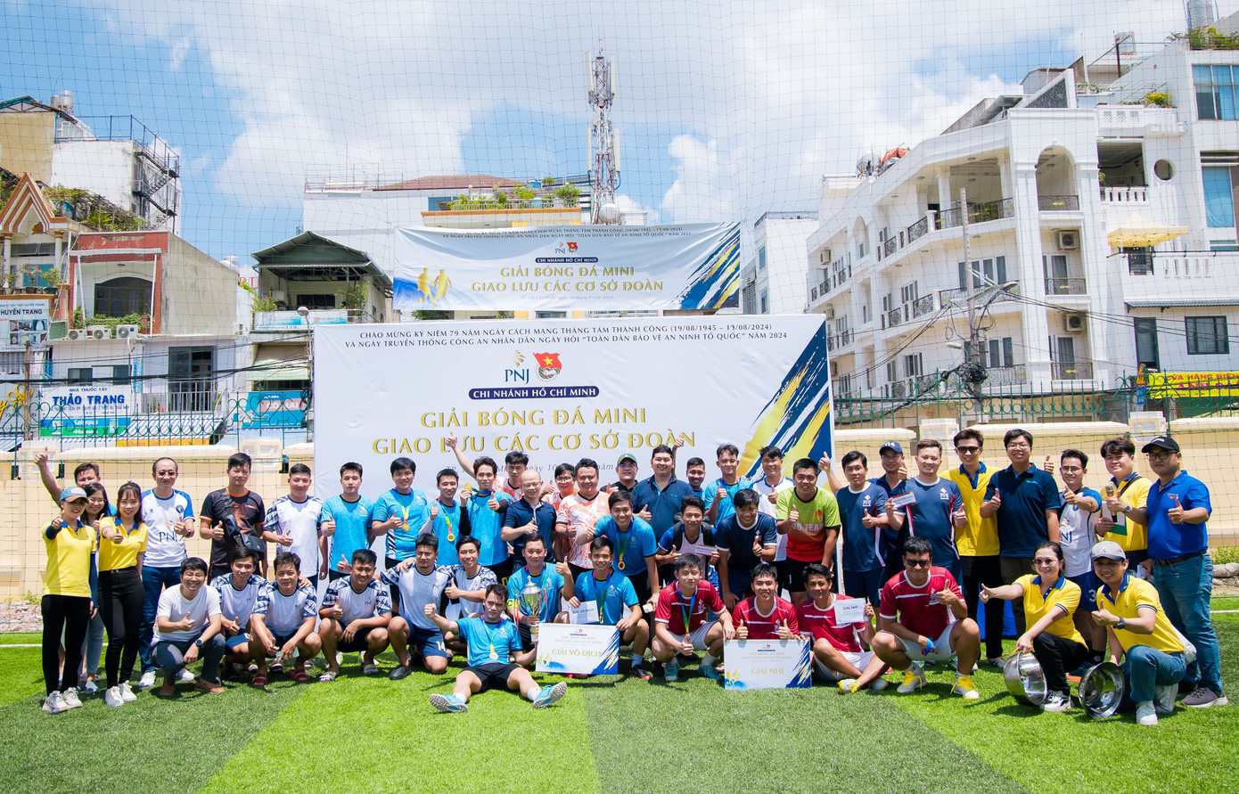 Các đội bóng nhận phần thưởng xứng đáng sau những nỗ lực thi đấu. Ảnh: BTC