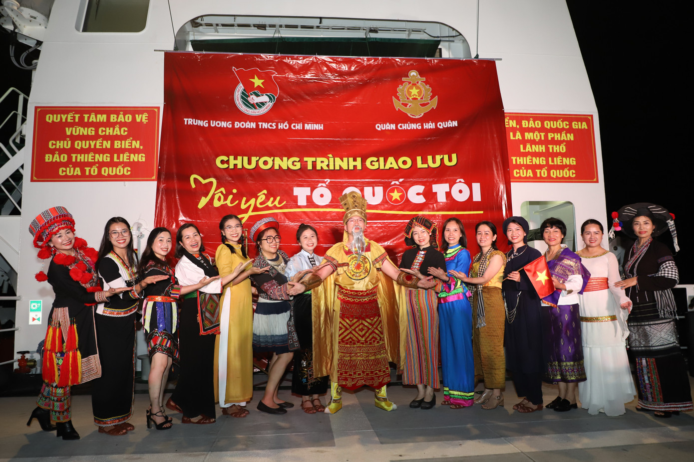 Tinh thần sẵn sàng học hỏi, sáng tạo những điều mới mẻ là điều dễ thấy ở những đại biểu trẻ, giúp các bạn nhanh chóng hòa nhập và lan tỏa những thông điệp ý nghĩa của hải trình. Tinh thần sẵn sàng học hỏi, sáng tạo những điều mới mẻ là điều dễ thấy ở những đại biểu trẻ, giúp các bạn nhanh chóng hòa nhập và lan tỏa những thông điệp ý nghĩa của hải trình.