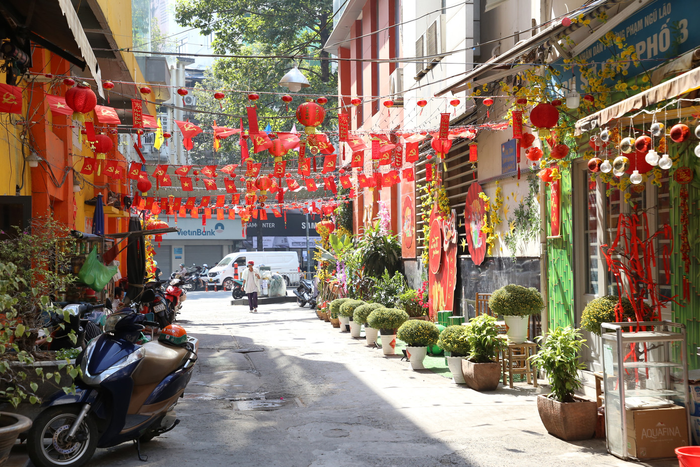 Khu phố thêm bừng sắc xuân với không gian cờ hoa.