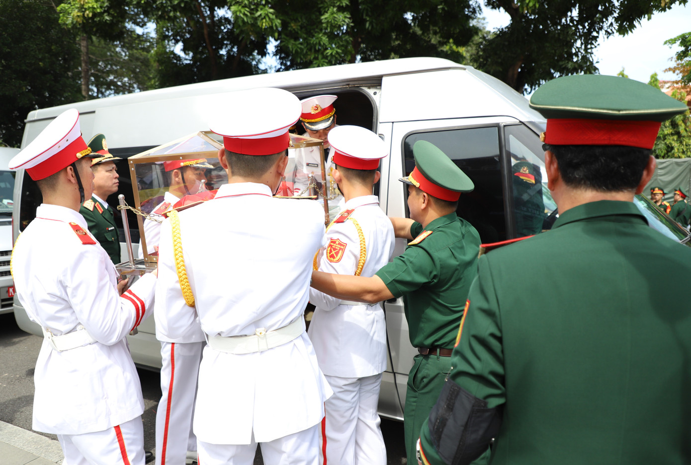 12 liệt sĩ được đưa về an táng tại nghĩa trang liệt sĩ các tỉnh thành. Ảnh: Ngô Tùng 12 liệt sĩ được đưa về an táng tại nghĩa trang liệt sĩ các tỉnh thành. Ảnh: Ngô Tùng