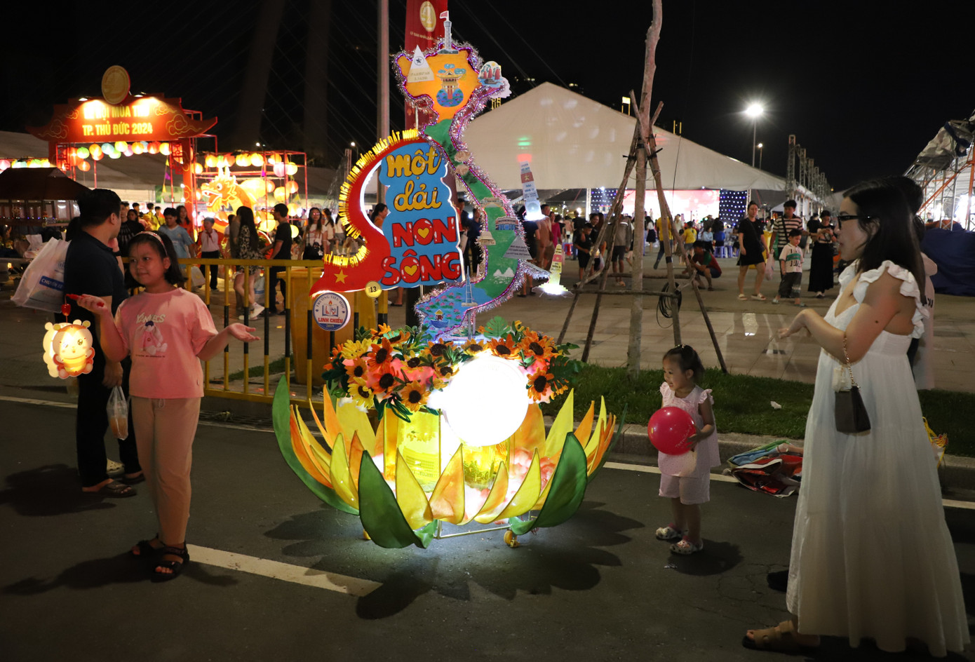 Các bạn nhỏ thích thú chụp ảnh cùng những chiếc đèn lồng đủ sắc màu. Các bạn nhỏ thích thú chụp ảnh cùng những chiếc đèn lồng đủ sắc màu.