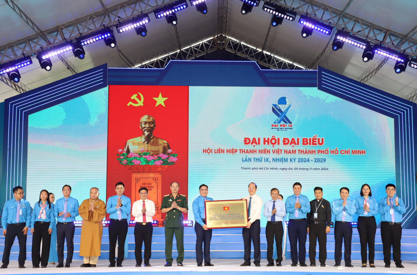 Lãnh đạo Thành ủy TPHCM tặng bảng đồng cho đại hội