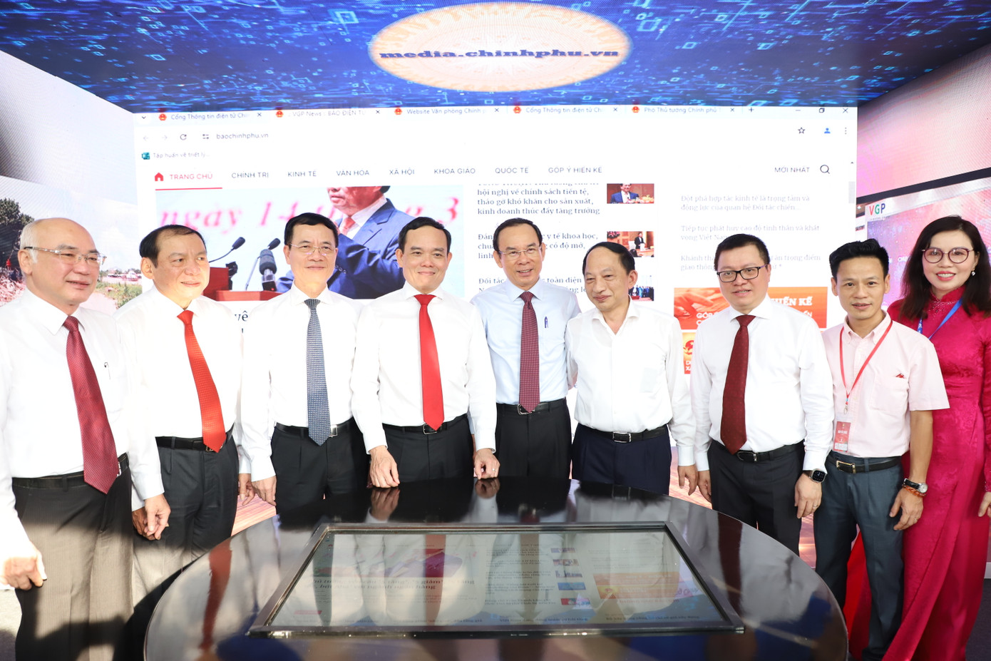 Lãnh đạo Trung ương, TPHCM tham quan gian trưng bày các cơ quan báo chí chủ lực.