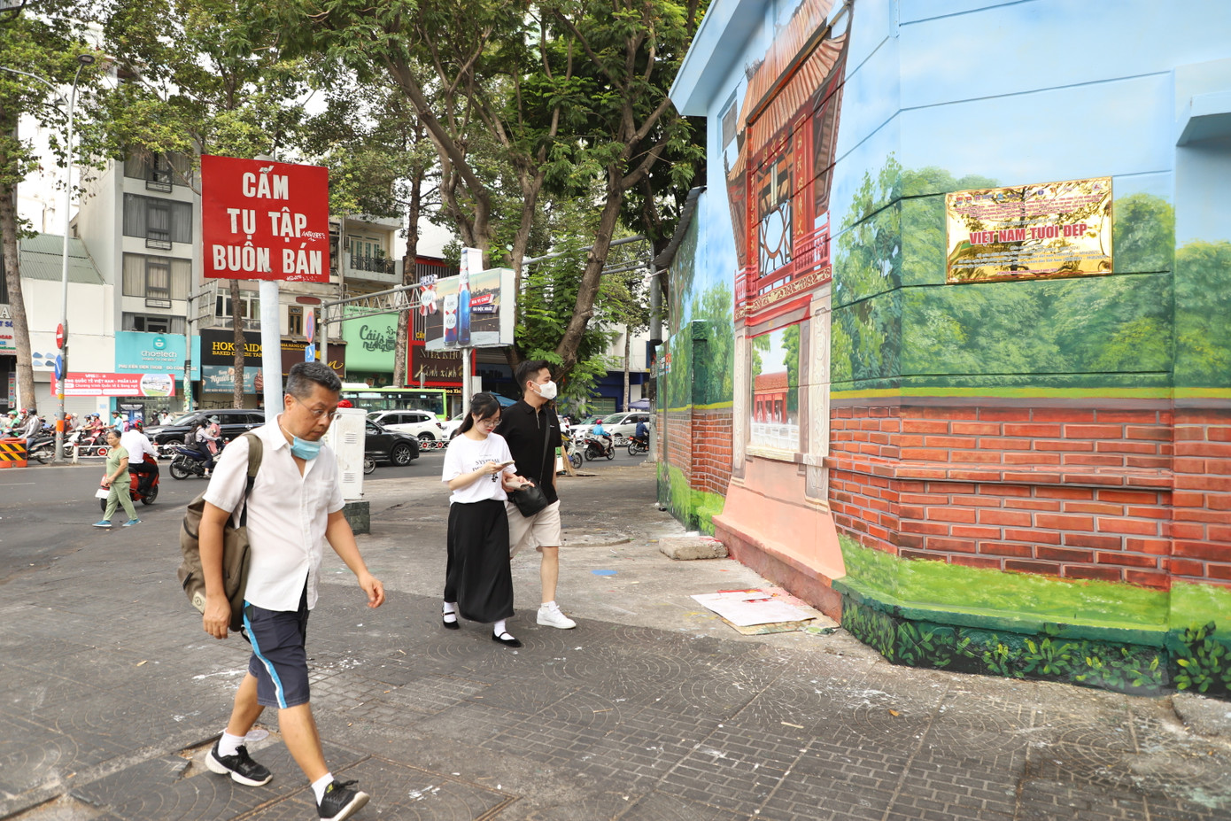 Góc phố thêm bừng sáng, tươi tắn nhờ sự xuất hiện của các bức bích họa.