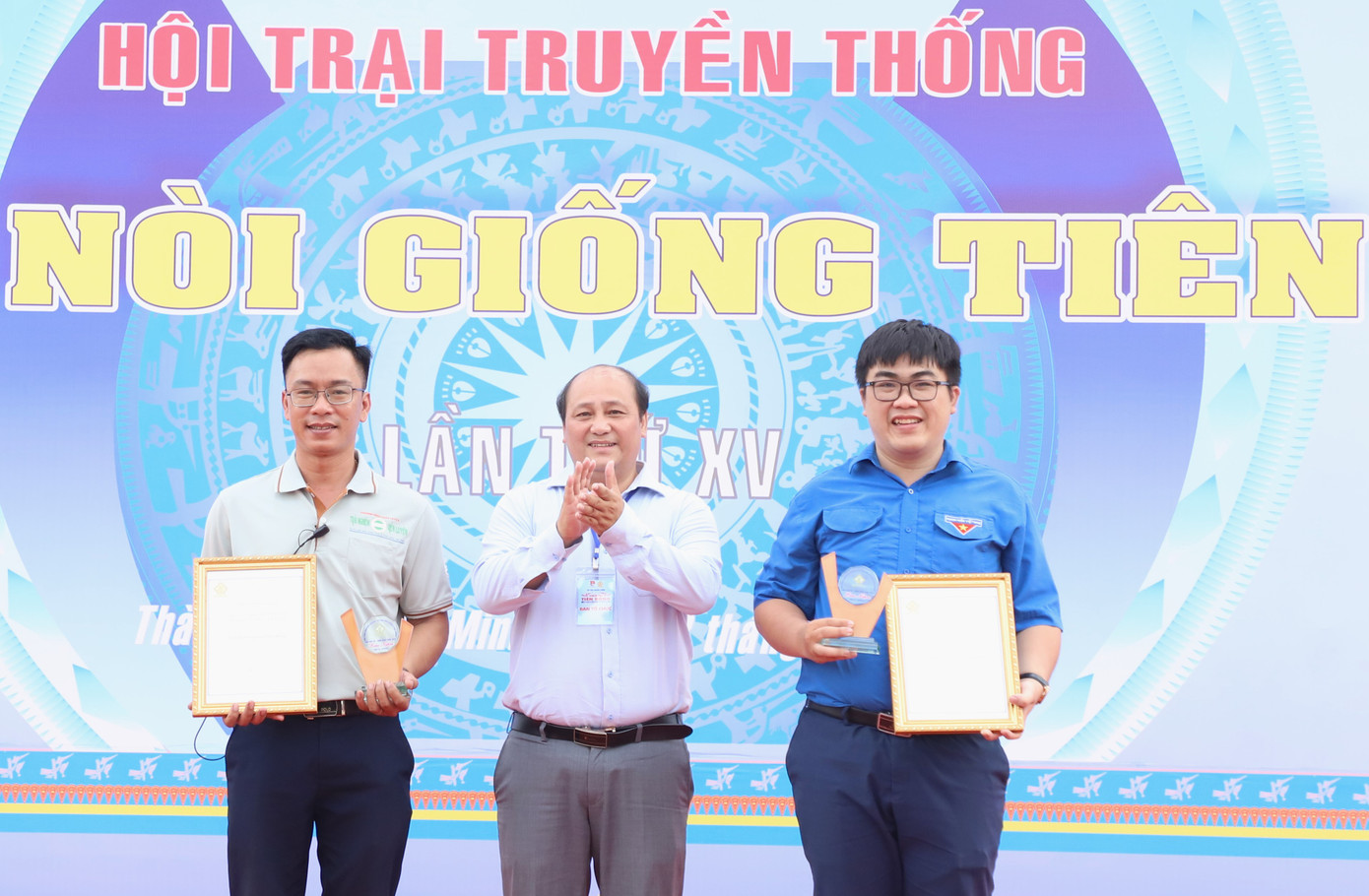 Lãnh đạo Ban Quản lý Công viên Lịch sử - Văn hóa dân tộc TPHCM trao thư cám ơn đến Thành Đoàn và Nhà Văn hóa Thanh niên TPHCM. Lãnh đạo Ban Quản lý Công viên Lịch sử - Văn hóa dân tộc TPHCM trao thư cám ơn đến Thành Đoàn và Nhà Văn hóa Thanh niên TPHCM.