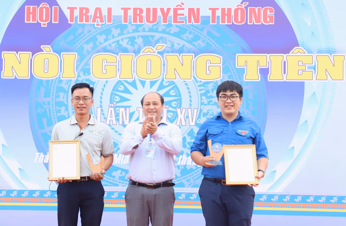Lãnh đạo Ban Quản lý Công viên Lịch sử - Văn hóa dân tộc TPHCM trao thư cám ơn đến Thành Đoàn và Nhà Văn hóa Thanh niên TPHCM.