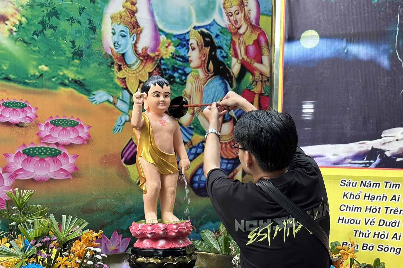 Bạn trẻ đến chùa Pháp Hoa (quận 3) tham gia lễ tắm Phật, gửi theo những hạnh nguyện trong ngày rằm tháng 4. Ảnh: Thùy Linh. Bạn trẻ đến chùa Pháp Hoa (quận 3) tham gia lễ tắm Phật, gửi theo những hạnh nguyện trong ngày rằm tháng 4. Ảnh: Thùy Linh.