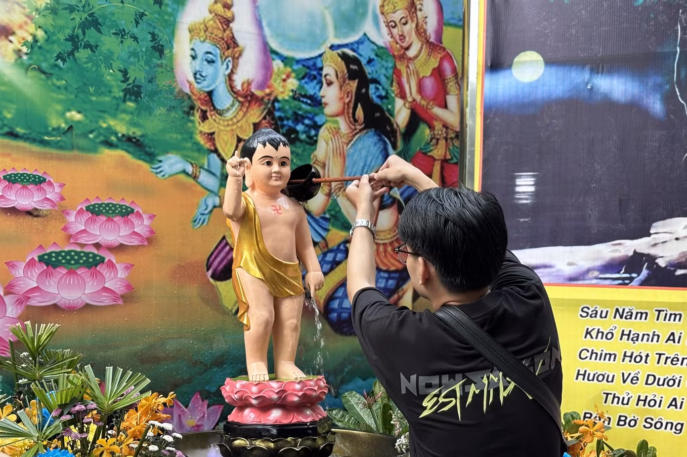 Bạn trẻ đến chùa Pháp Hoa (quận 3) tham gia lễ tắm Phật, gửi theo những hạnh nguyện trong ngày rằm tháng 4. Ảnh: Thùy Linh.