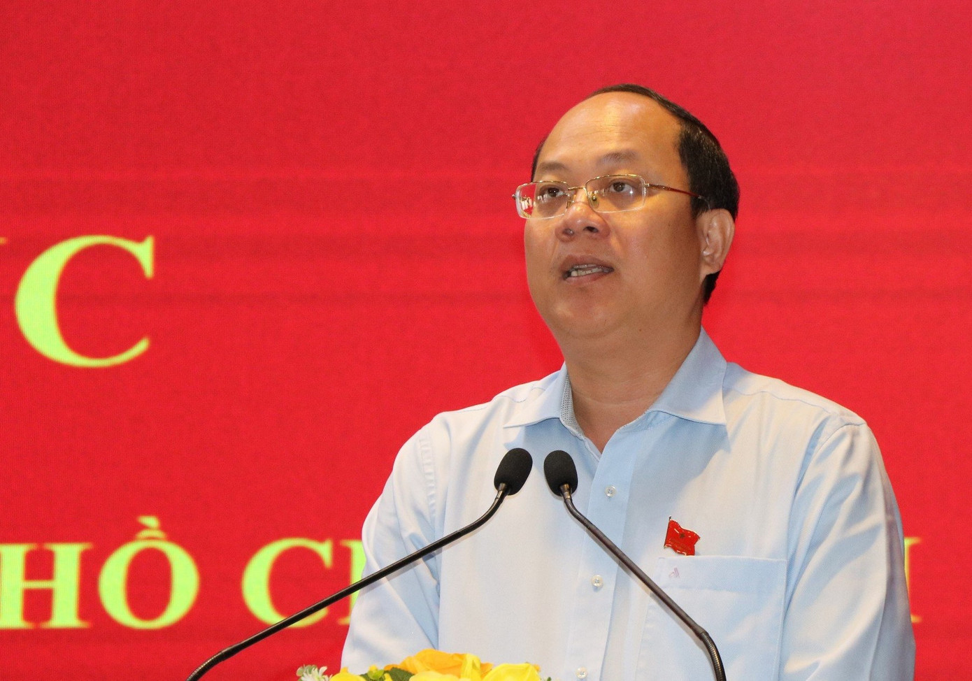 Phó Bí thư Thường trực Thành ủy TPHCM Nguyễn Hồ Hải trao đổi tại buổi tiếp xúc cử tri. Phó Bí thư Thường trực Thành ủy TPHCM Nguyễn Hồ Hải trao đổi tại buổi tiếp xúc cử tri.