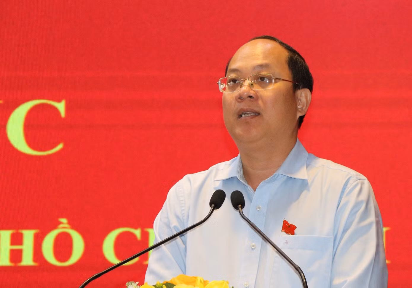 Phó Bí thư Thường trực Thành ủy TPHCM Nguyễn Hồ Hải trao đổi tại buổi tiếp xúc cử tri.