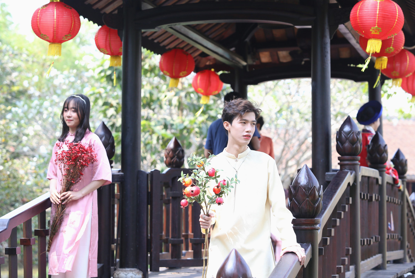 Cùng trang phục áo dài, các bạn trẻ cũng mang theo các phụ kiện phù hợp mùa Tết nhằm tô điểm thêm sắc xuân.