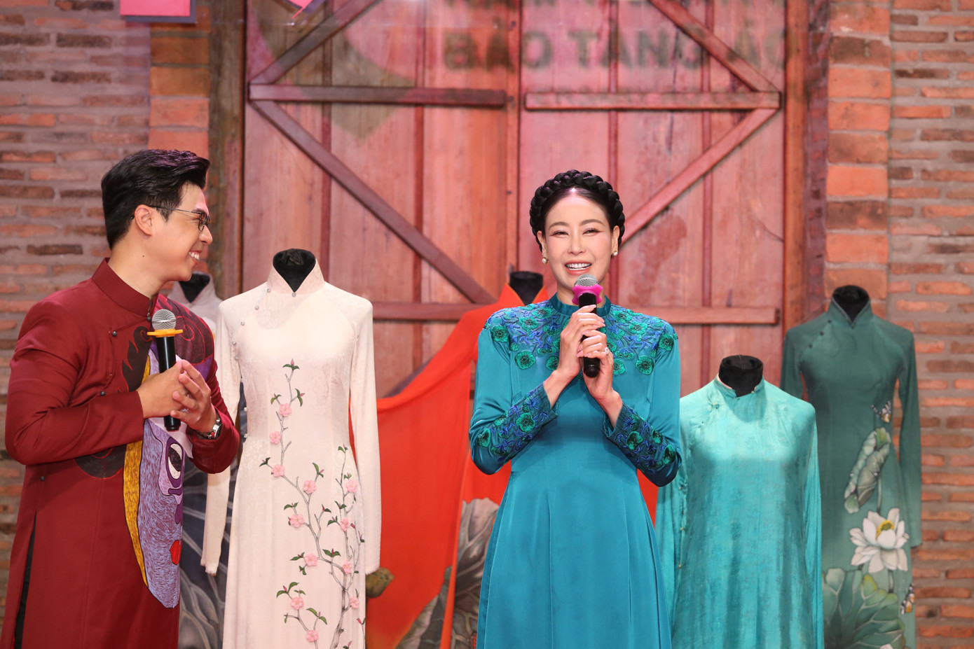 Hà Kiều Anh chia sẻ niềm tự hào mỗi khi khoác lên bộ áo dài truyền thống.