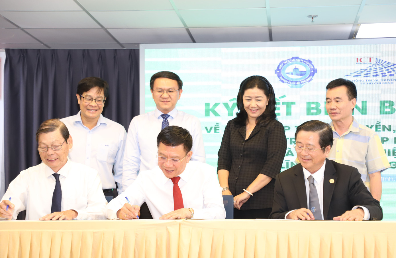 Dịp này, Sở TT&TT ký kết phối hợp với Đoàn Luật sư TPHCM và Hiệp hội Doanh nghiệp TPHCM trong công tác phối hợp tuyên truyền, giáo dục pháp luật, tư vấn, trợ giúp pháp lý cho người dân và doanh nghiệp trong lĩnh vực TT&TT. Ảnh: Ngô Tùng Dịp này, Sở TT&TT ký kết phối hợp với Đoàn Luật sư TPHCM và Hiệp hội Doanh nghiệp TPHCM trong công tác phối hợp tuyên truyền, giáo dục pháp luật, tư vấn, trợ giúp pháp lý cho người dân và doanh nghiệp trong lĩnh vực TT&TT. Ảnh: Ngô Tùng