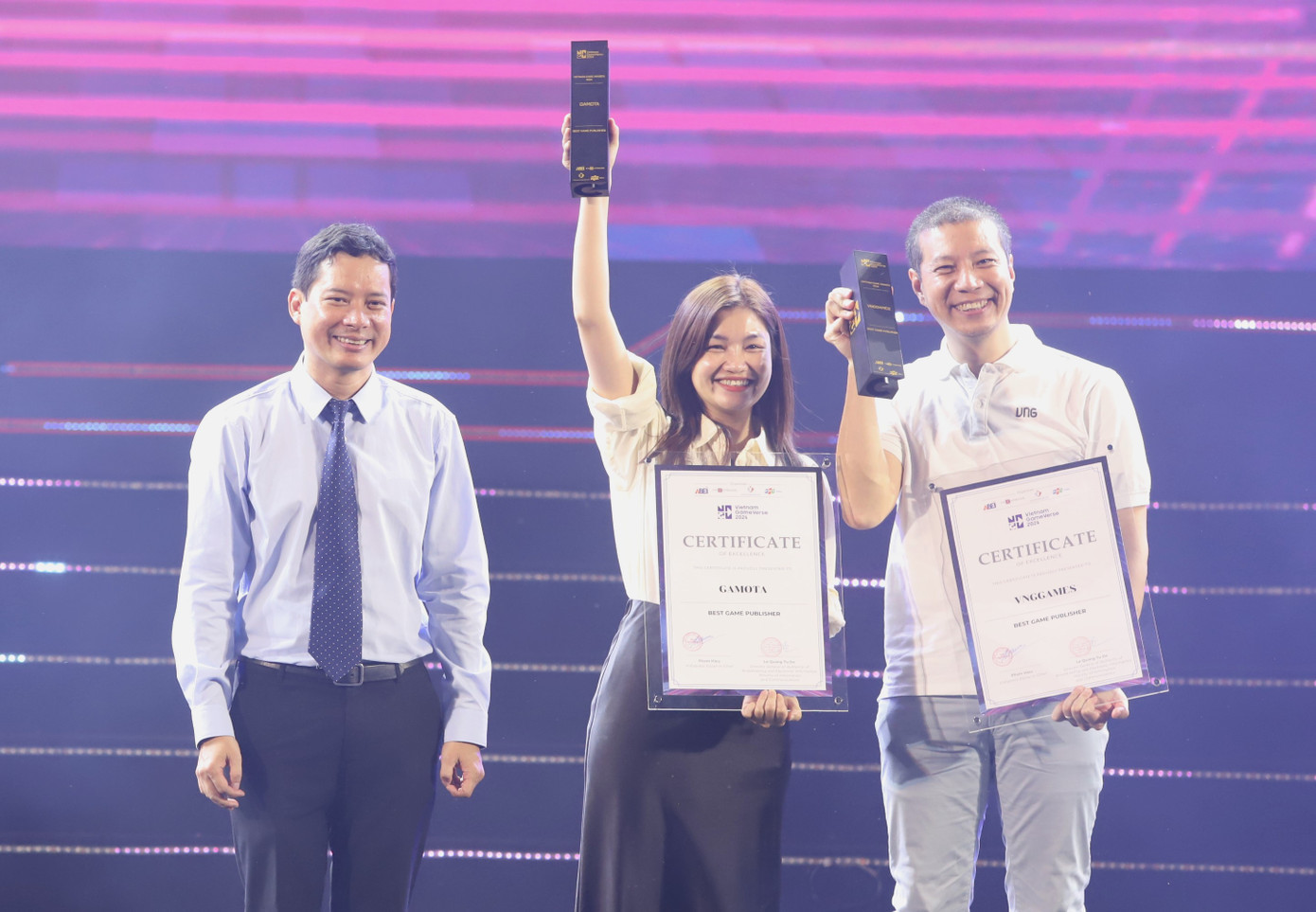 Ông Lê Quang Tự Do, Cục trưởng Cục Phát thanh, truyền hình và thông tin điện tử trao giải thưởng cao nhất ở hạng mục giải “Nhà phát hành game xuất sắc”. Ảnh: Ngô Tùng