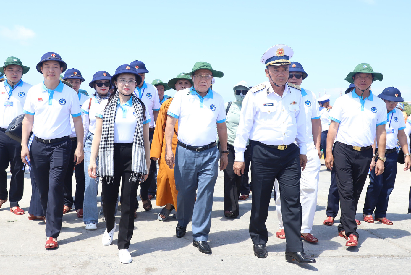 Đoàn công tác đến thăm, động viên quân, dân đảo Song Tử Tây ngày cuối tháng 4 lịch sử. Ảnh: Ngô Tùng Đoàn công tác đến thăm, động viên quân, dân đảo Song Tử Tây ngày cuối tháng 4 lịch sử. Ảnh: Ngô Tùng