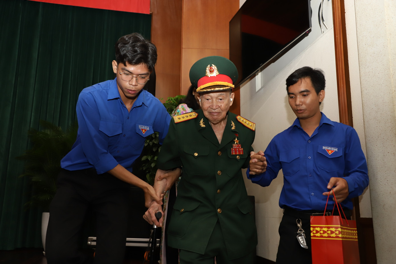 Anh hùng Lực lượng vũ trang nhân dân Nguyễn Văn Tàu tại buổi họp mặt.