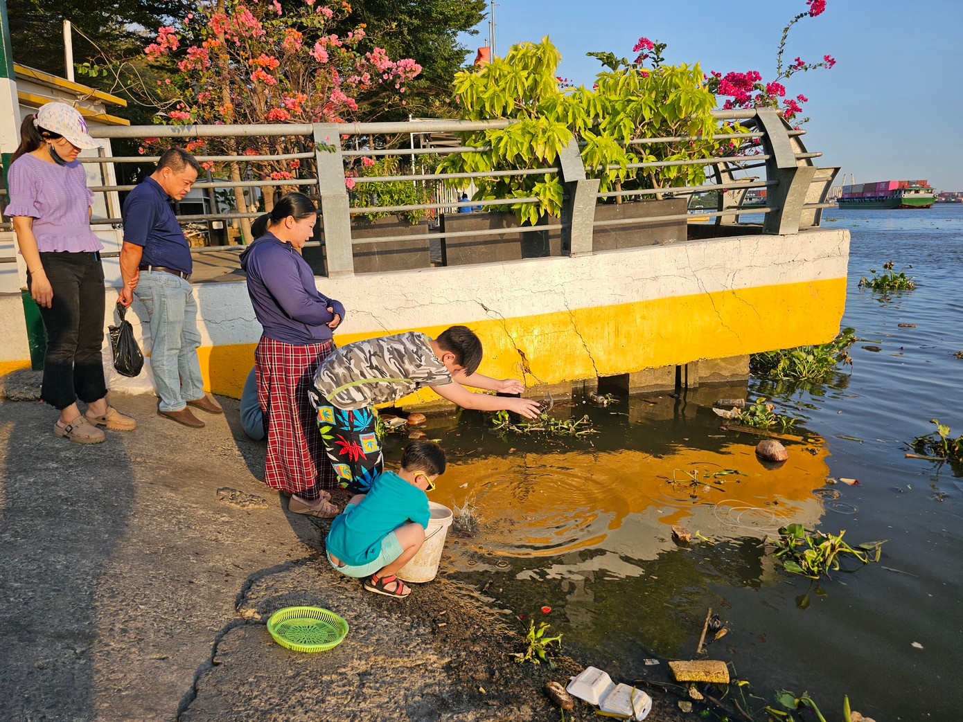 Chiều muộn 24/2 (rằm tháng Giêng), đông đảo bà con nhân dân đã tìm đến khu vực bến đò - ga tàu thủy Linh Đông (cuối đường số 36, thuộc khu phố 8, phường Linh Đông, TP. Thủ Đức, TPHCM) để thực hiện các hoạt động thiện lành nhân ngày rằm đầu tiên của năm mới Giáp Thìn 2024. Chiều muộn 24/2 (rằm tháng Giêng), đông đảo bà con nhân dân đã tìm đến khu vực bến đò - ga tàu thủy Linh Đông (cuối đường số 36, thuộc khu phố 8, phường Linh Đông, TP. Thủ Đức, TPHCM) để thực hiện các hoạt động thiện lành nhân ngày rằm đầu tiên của năm mới Giáp Thìn 2024.