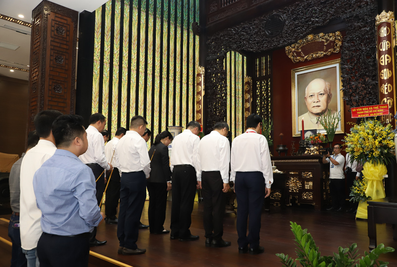 Đại diện các ban, ngành thành phố mặc niệm tưởng nhớ cố Chủ tịch Tôn Đức Thắng, tại buổi lễ. Ảnh: Ngô Tùng