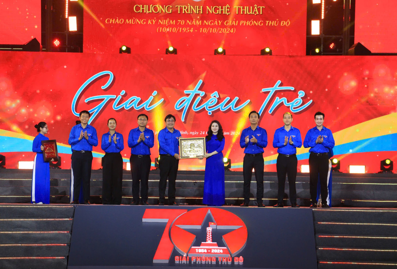 Lãnh đạo tổ chức Đoàn hai thành phố tặng quà lưu niệm tại chương trình. Lãnh đạo tổ chức Đoàn hai thành phố tặng quà lưu niệm tại chương trình.