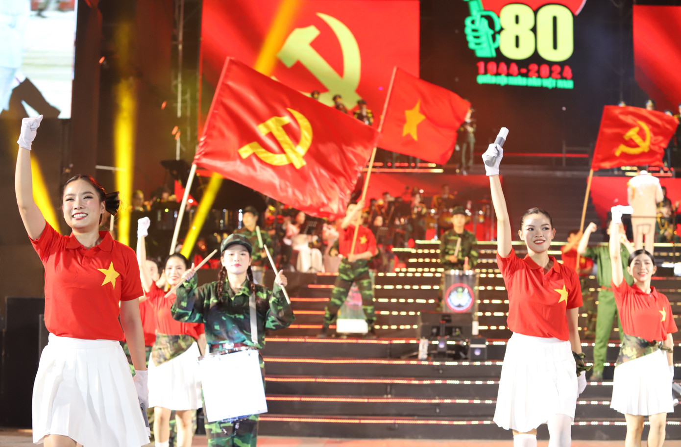 Chương trình hòa nhạc Bài ca không quên lần lượt đem đến các tiết mục được dàn dựng công phu thông qua hình thức sân khấu hóa tái hiện sống động lịch sử hào hùng của dân tộc và QĐND Việt Nam trong hành trình 80 năm xây dựng, chiến đấu và trưởng thành. Chương trình hòa nhạc Bài ca không quên lần lượt đem đến các tiết mục được dàn dựng công phu thông qua hình thức sân khấu hóa tái hiện sống động lịch sử hào hùng của dân tộc và QĐND Việt Nam trong hành trình 80 năm xây dựng, chiến đấu và trưởng thành.